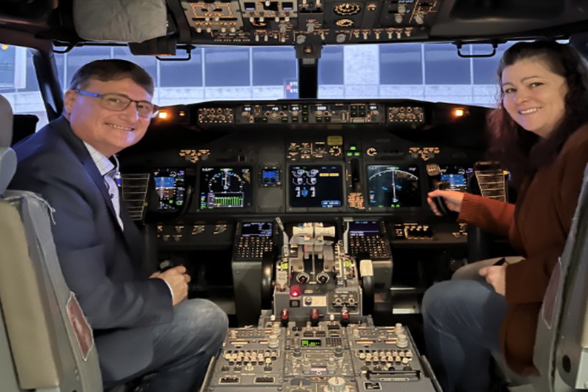 Andrew Fritz y Stacey Murdoch en el simulador de vuelo.
