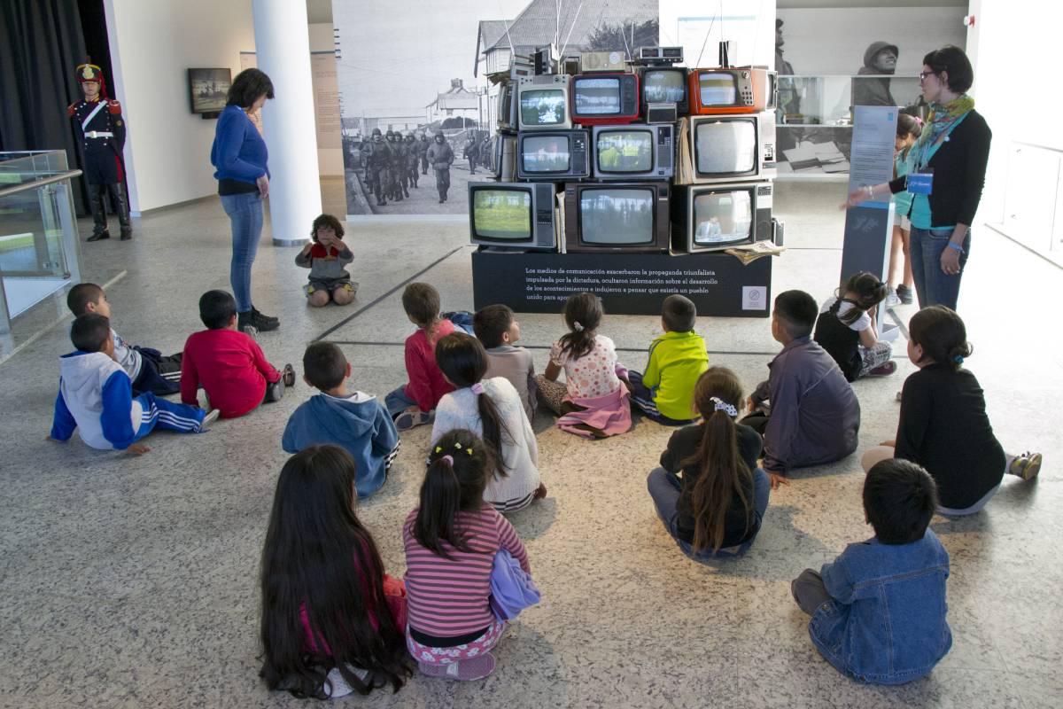 Niños mirando diferentes televisores