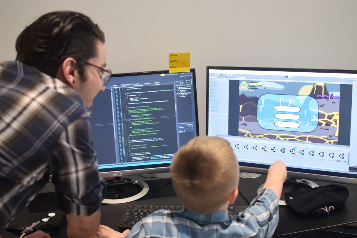Un niño biónico muestra códigos, y además, enseña cómo se hacen sus juegos de entrenamiento.