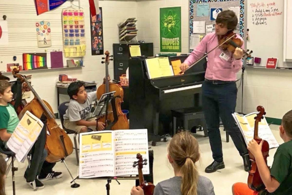 Durante una visita reciente a San Antonio, Francisco se reunió con estudiantes para tocar el violín, hablar sobre su vida y educación y presentarles el Instituto de Música Clásica. La mayoría de los estudiantes nunca antes habían conocido a un músico de concierto en gira.