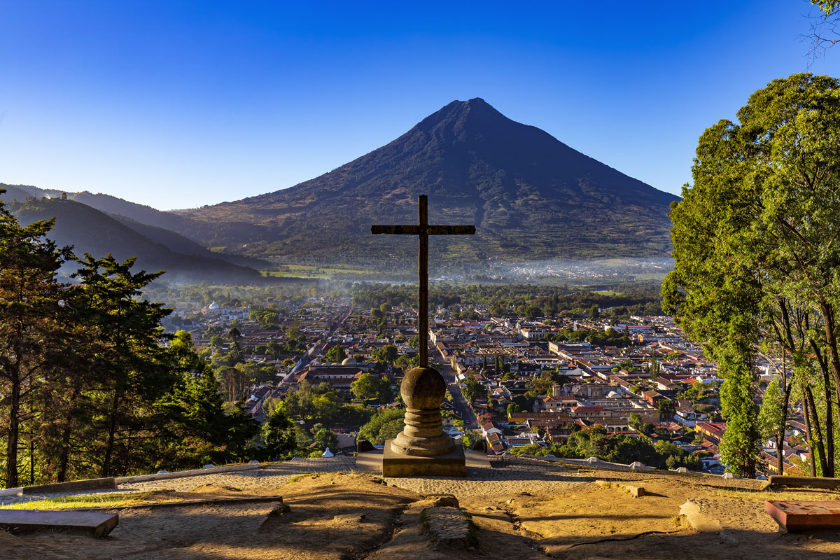 Una semana típica en Guatemala incluye una visita de fin de semana a Antigua, Guatemala, un pintoresco pueblo ubicado aproximadamente a 45 minutos de la capital con mercados artesanales, cafeterías y restaurantes.