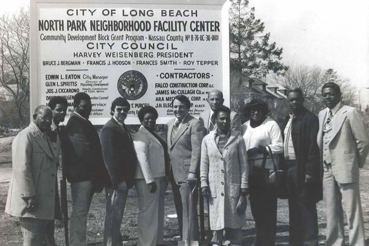 Mi papá, Alonzo Merkson Sr. se reunió con líderes políticos en Long Beach, Nueva York para hablar sobre problemas de vivienda.