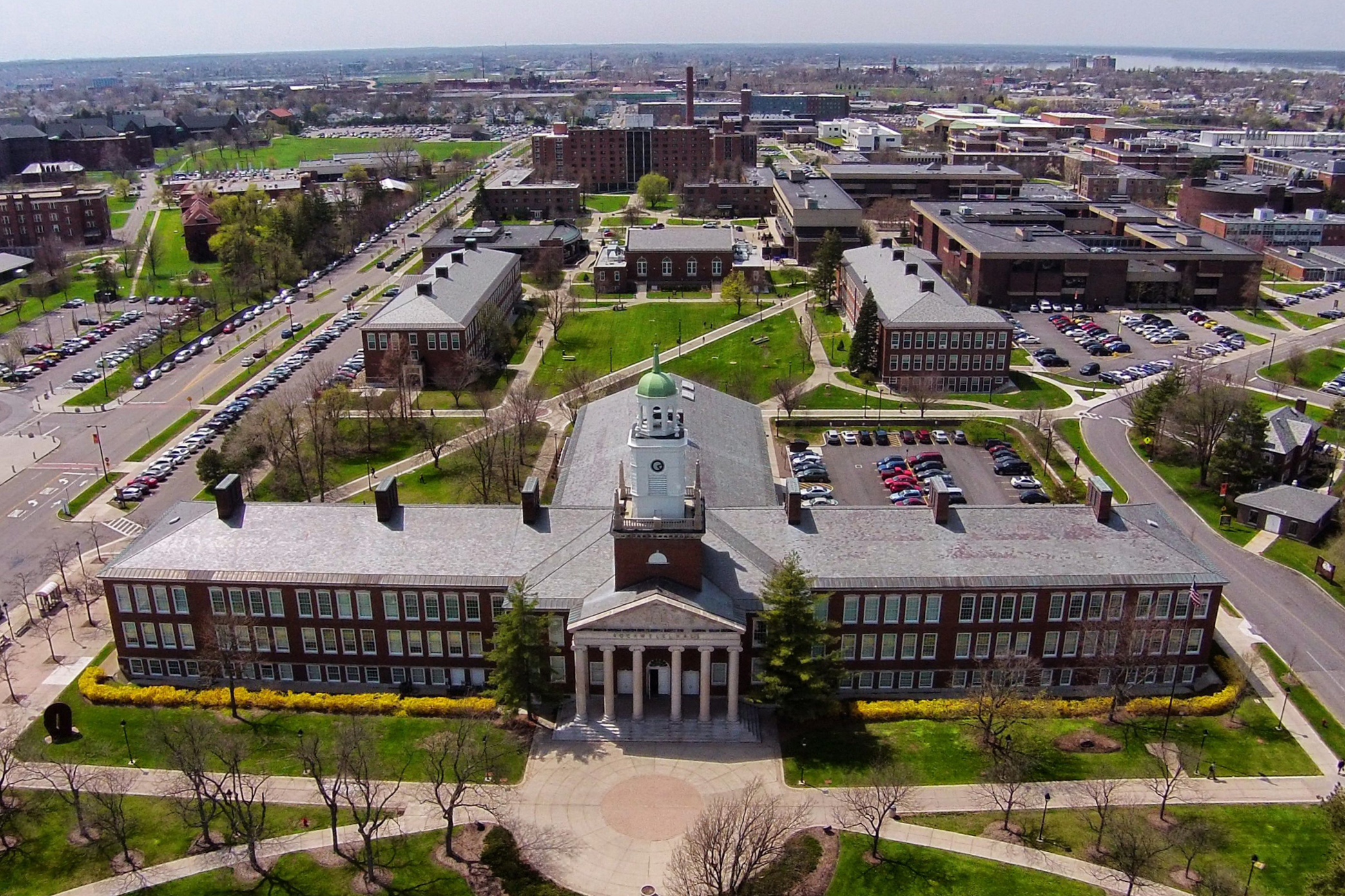 El Colegio de la Universidad Estatal de Nueva York en Buffalo se fundó en 1871 como la Escuela Normal de Buffalo para capacitar a maestros y actualmente inscribe a aproximadamente 10,000 estudiantes.