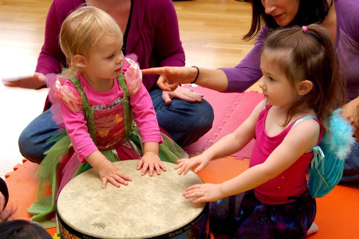 Los programas de música para la primera infancia de alta calidad utilizan un enfoque integral del niño y del cerebro. Foto de Simone Epiphany Photography, Austin, TX