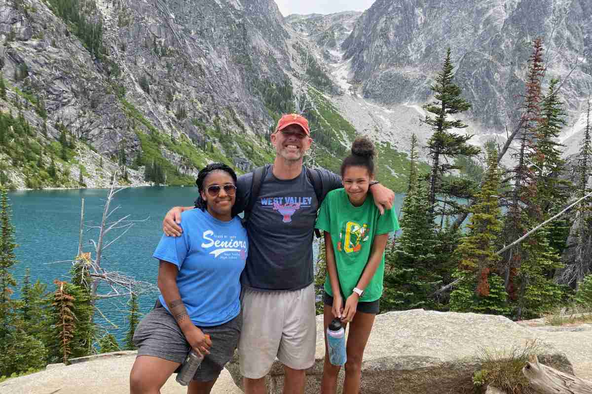 Yo con mis hijas Tai (18) y Marli (14) con Colchuck Lake en la parte de atrás.
