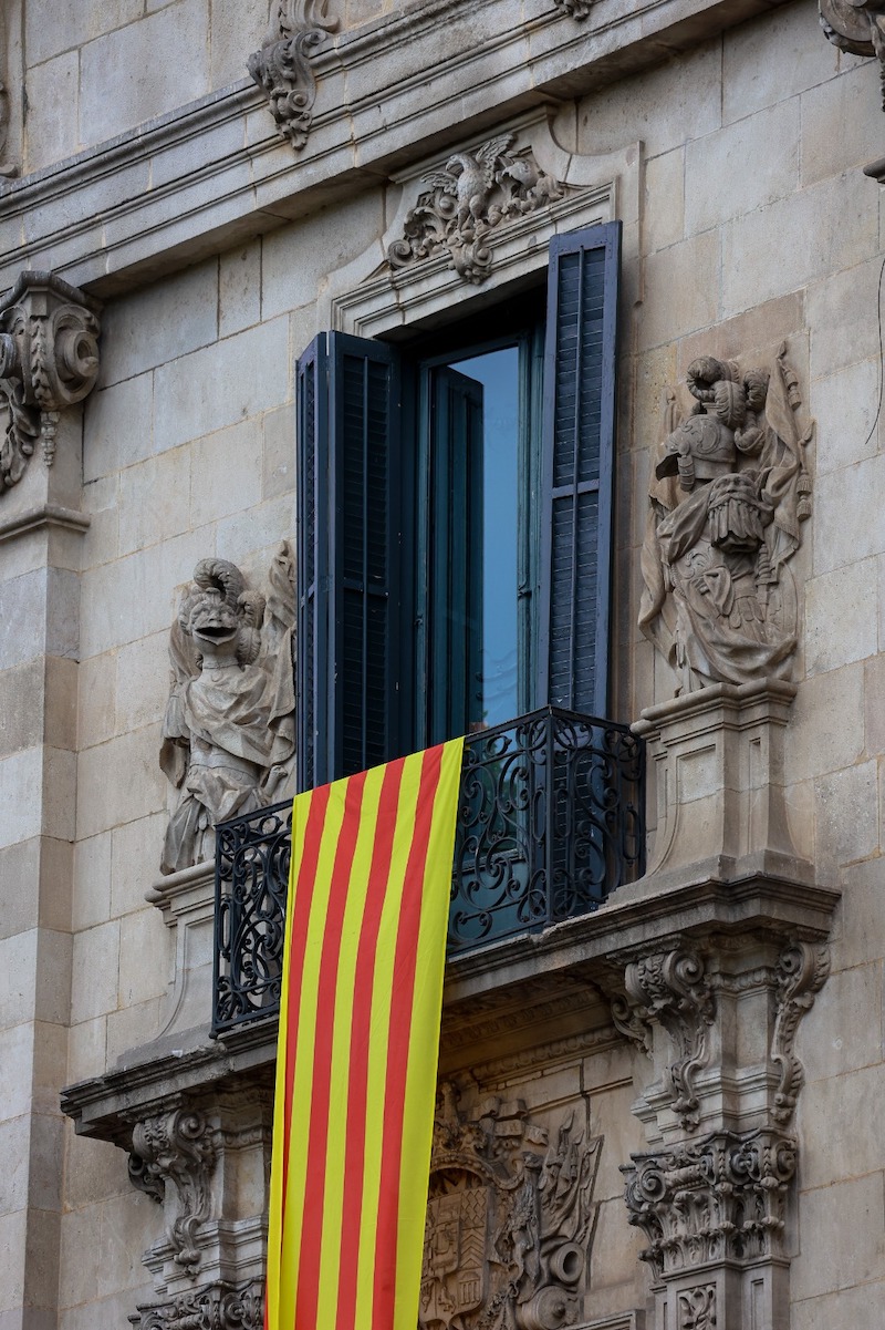 Senyera, en catalán, significa bandera o estandarte de forma genérica, pero el término se asocia directamente al emblema de la Generalitat.